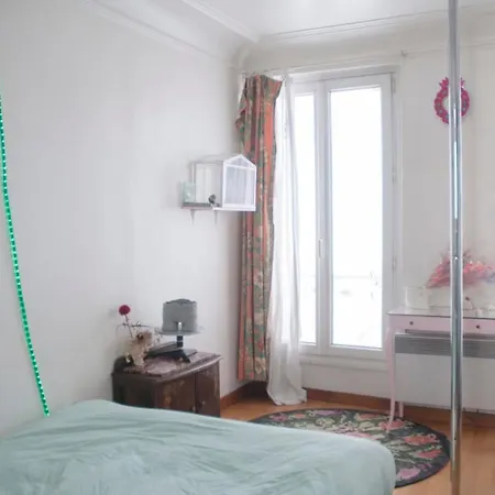 Almodovar Style 25 M With Eiffel Tower View Appartement
